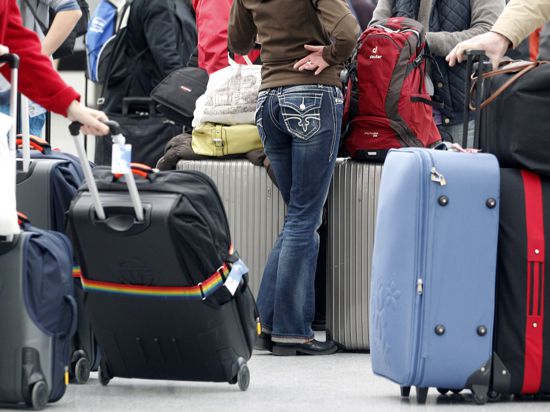 ARCHIV - Fluggäste warten vor den Check-In-Schaltern am 25.01.2013 im Flughafen in Düsseldorf (Nordrhein-Westfalen) auf ihre Abfertigung. Das EU-Parlament stimmt am 05.02.2014 über die Rechte von Passagieren bei Verspätungen und dem Ausfall von Flügen ab.Foto: Roland Weihrauch/dpa ( +++ dpa-Bildfunk +++
