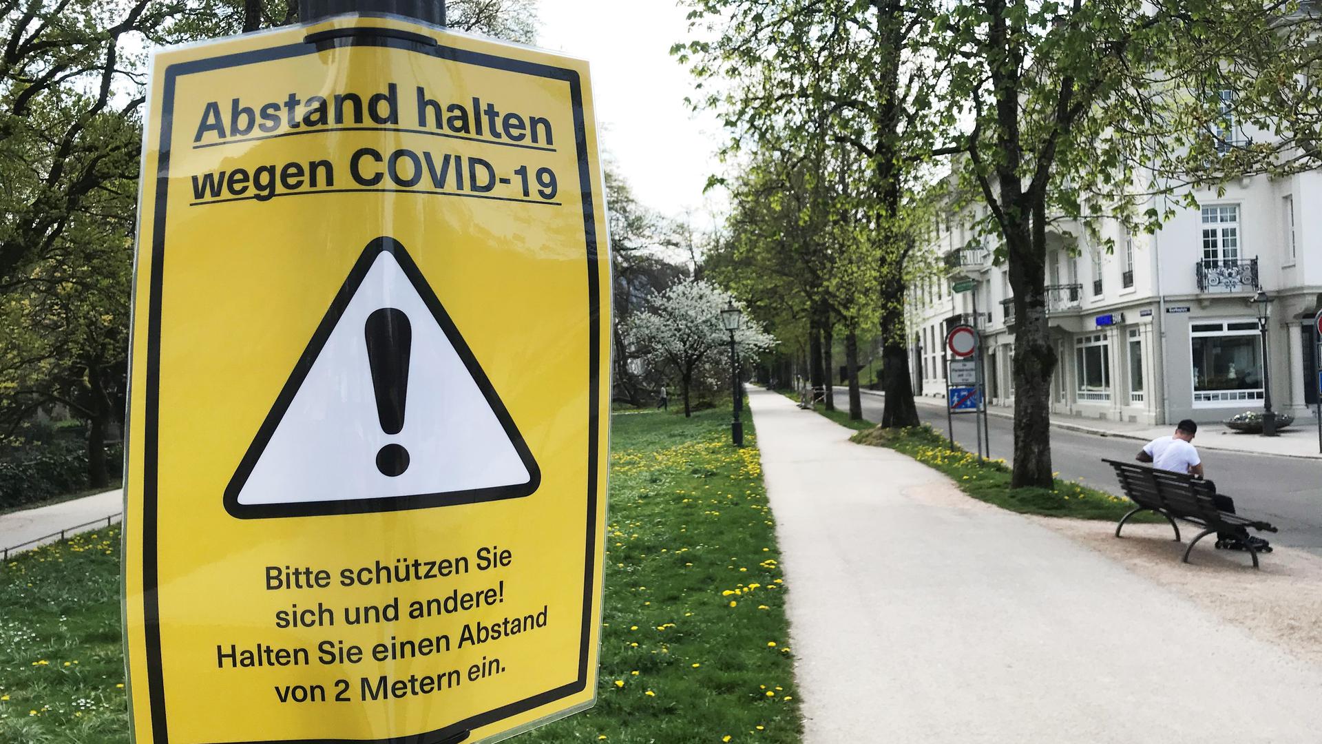 Bitte Abstand halten: Die Stadtverwaltung Baden-Baden empfiehlt,die Lichtentaler Allee über die Osterfeiertage zu meiden. Vorsorglich wurden jedoch schon einmal Schilder angebracht mit der Aufforderung, zwei Meter Abstand zu halten.