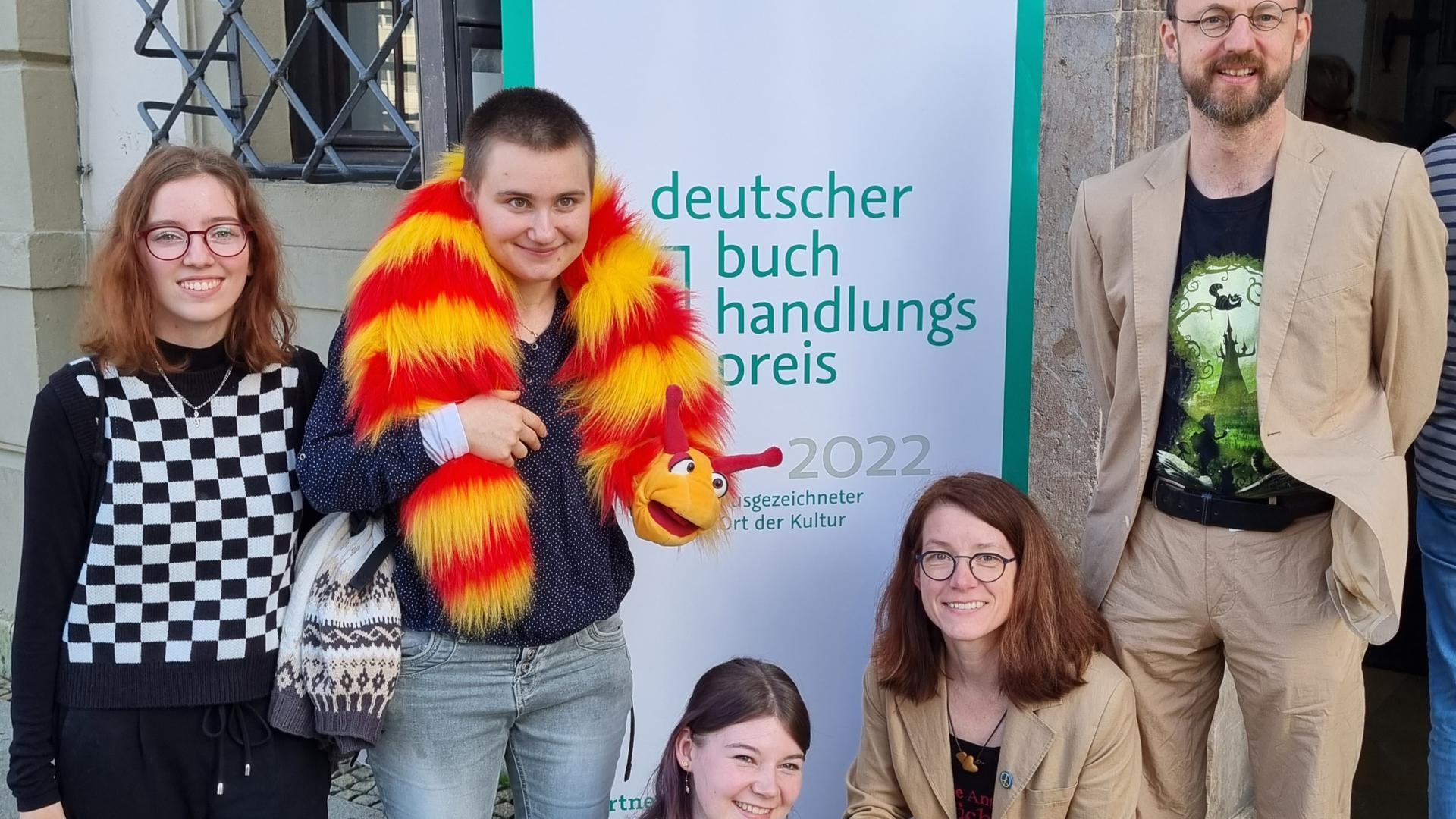 Die Schriftstellerin Josua Straß (rechts) und ihre drei Studentinnen (von links) Emilia Zeitvogel, Anneli Fleig, Hannah Kunkelmann und ihre Kollegin Tanja Eger,