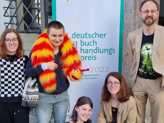 Buchhändler Josua Straß (rechts) mit seinen drei Azubis (von links) Emilia Zeitvogel, Anneli Fleig, Hannah Kunkelmann und seiner Kollegin Tanja Eger,