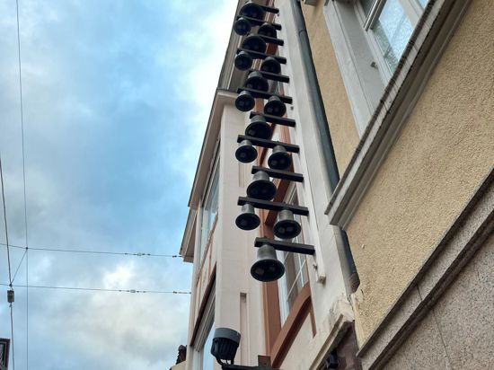 Die Glocken ertönen wieder: Das Glockenspiel in der Baden-Badener Fußgängerzone hat wieder Strom.
