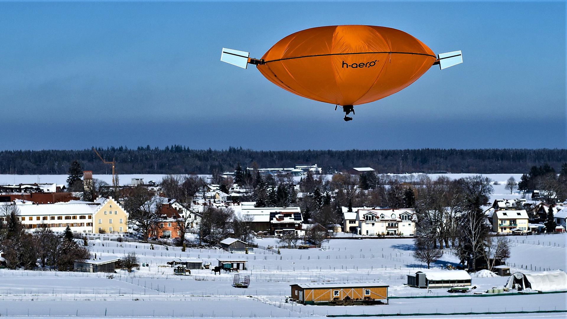 Das neuartige Fluggerät h-aero der Firma Hybrid-Airplane Technologies in Baden-Baden steht über einer verschneiten Landschaft