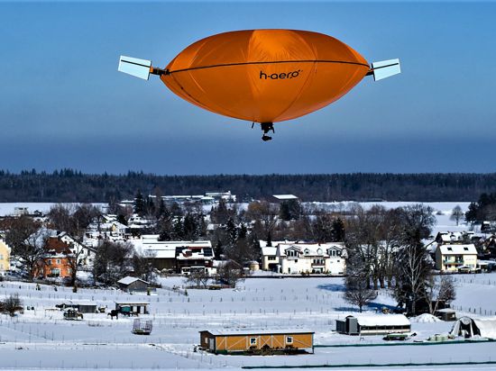 Das neuartige Fluggerät h-aero der Firma Hybrid-Airplane Technologies in Baden-Baden steht über einer verschneiten Landschaft