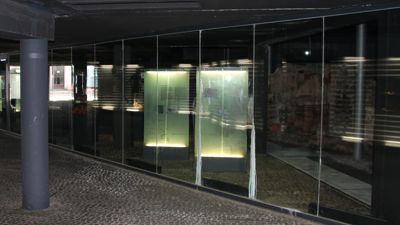 Dunkle Unterwelt: Unter einer dicken Betondecke gelangt man zu den Badruinen am Römerplatz