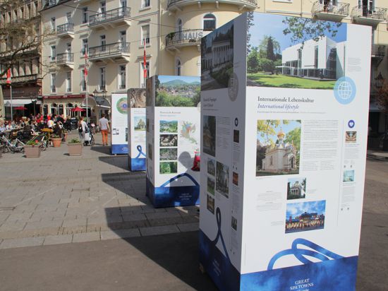 „Wir sind Welterbe!“: Auf großen Plakattafeln informiert die Stadt auf der Fieserbrücke über die Unesco-Auszeichnung für Baden-Baden. 