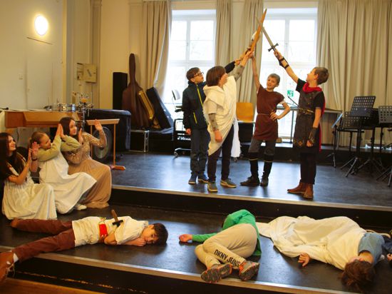 Unterricht auf spielerische Art:  Lateinschüler und -schülerinnen des Gymnasiums Hohenbaden bereiten eine Aufführung vor. 