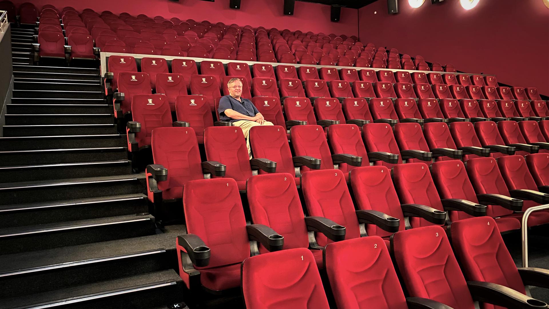 Theaterleiter Mirko Heck sitzt in einem leeren Kinosaal im Cineplex in Baden-Baden.