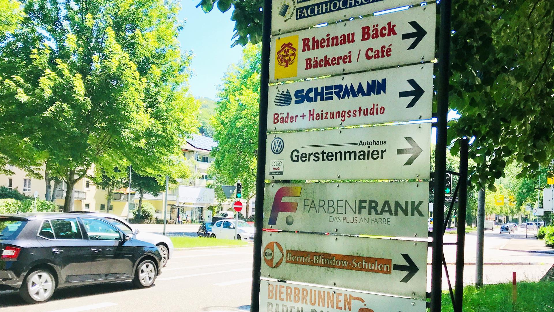 Nicht amtliche Hinweisschilder an der B 500, der Stadteinfahrt in Baden-Baden