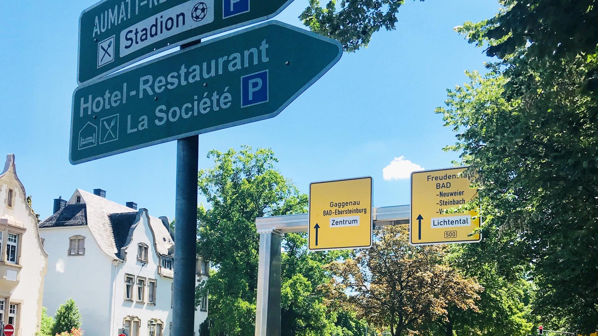 Wer hat alle Verkehrszeichen im Blick? Der Schilderwald gedeiht auch in Baden-Baden prächtig.