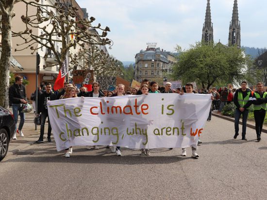 Jeder einzelne könne etwas für Klimaschutz tun, war das Motto der ersten „Fridays for Future“-Demonstration in Baden-Baden mit Start am Augustaplatz. Ein zweites Transparent hatte die Aufschrift „Wir lernen nicht für eine zerstörte Zukunft“.