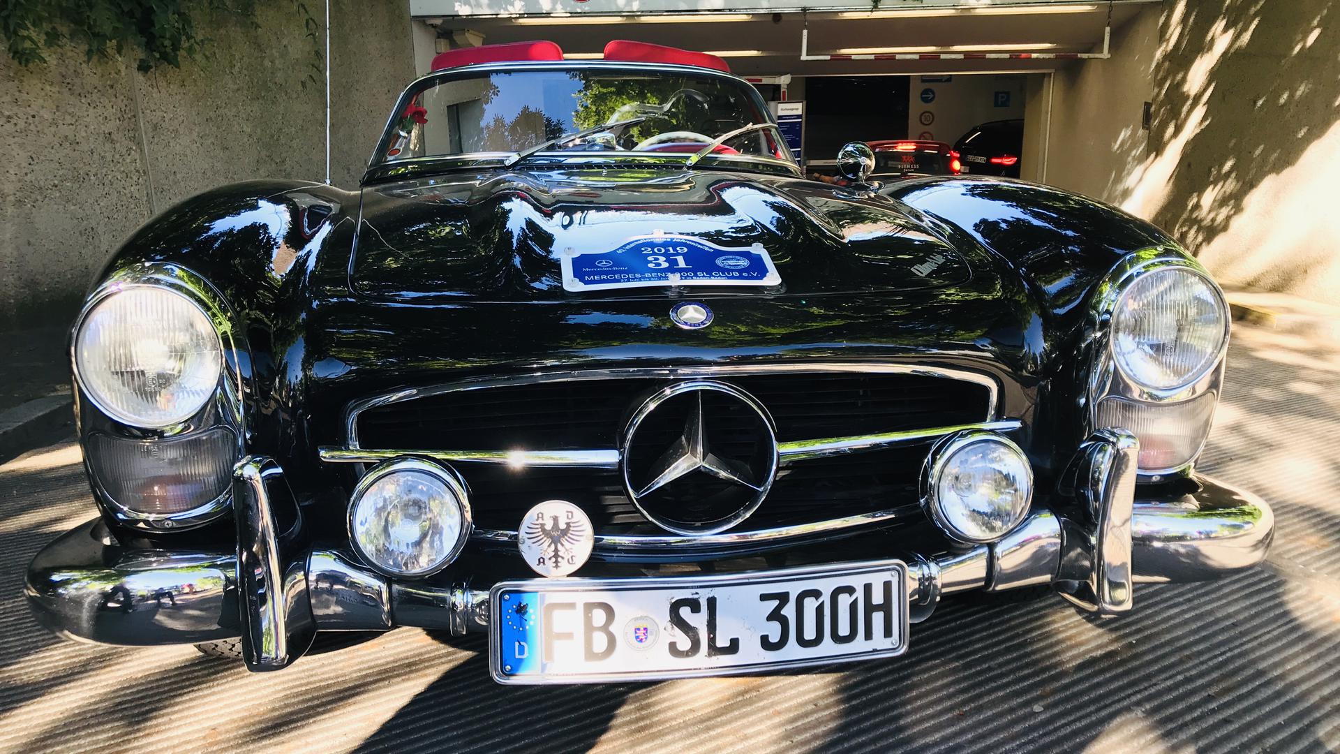 Sind noch bis Sonntag in Baden-Baden: Mitglieder des Mercedes-Benz 300 SL-Clubs mit ihren wertvollen Sportwagen.