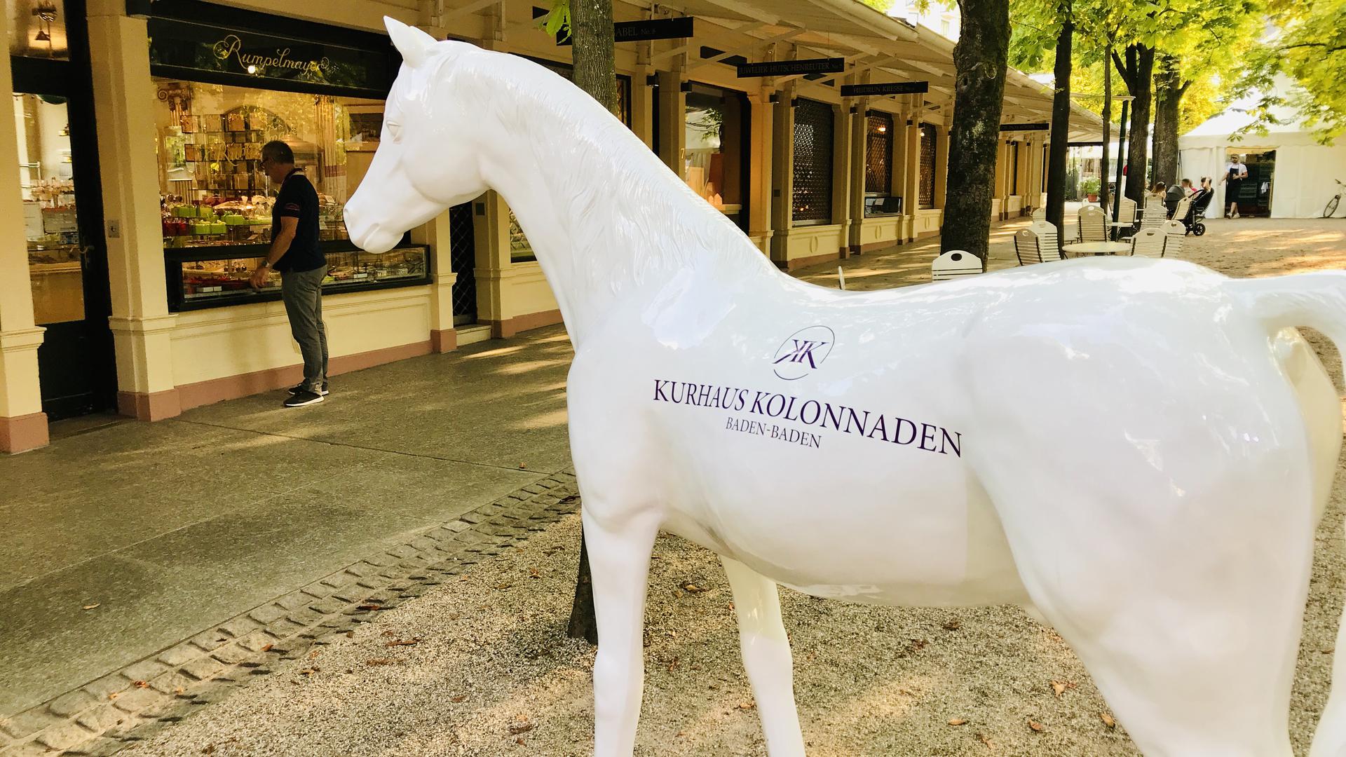 Weiße Pferde, die in Baden-Baden im Sommer für die Große Woche auf der Pferderennbahn in Iffezheim warben, gaben den Anstoß für die Bambi-Statuen.