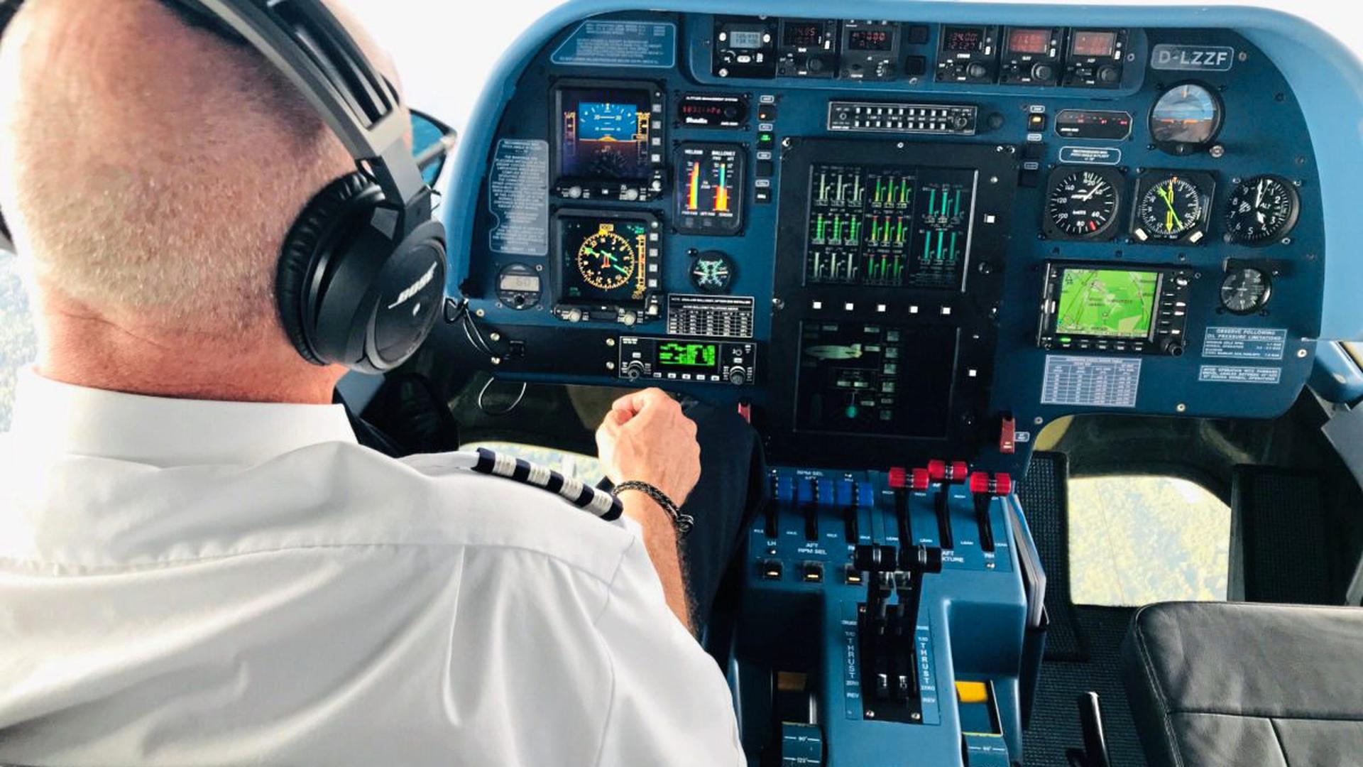Das Cockpit steht dem eines Flugzeugs nicht nach.