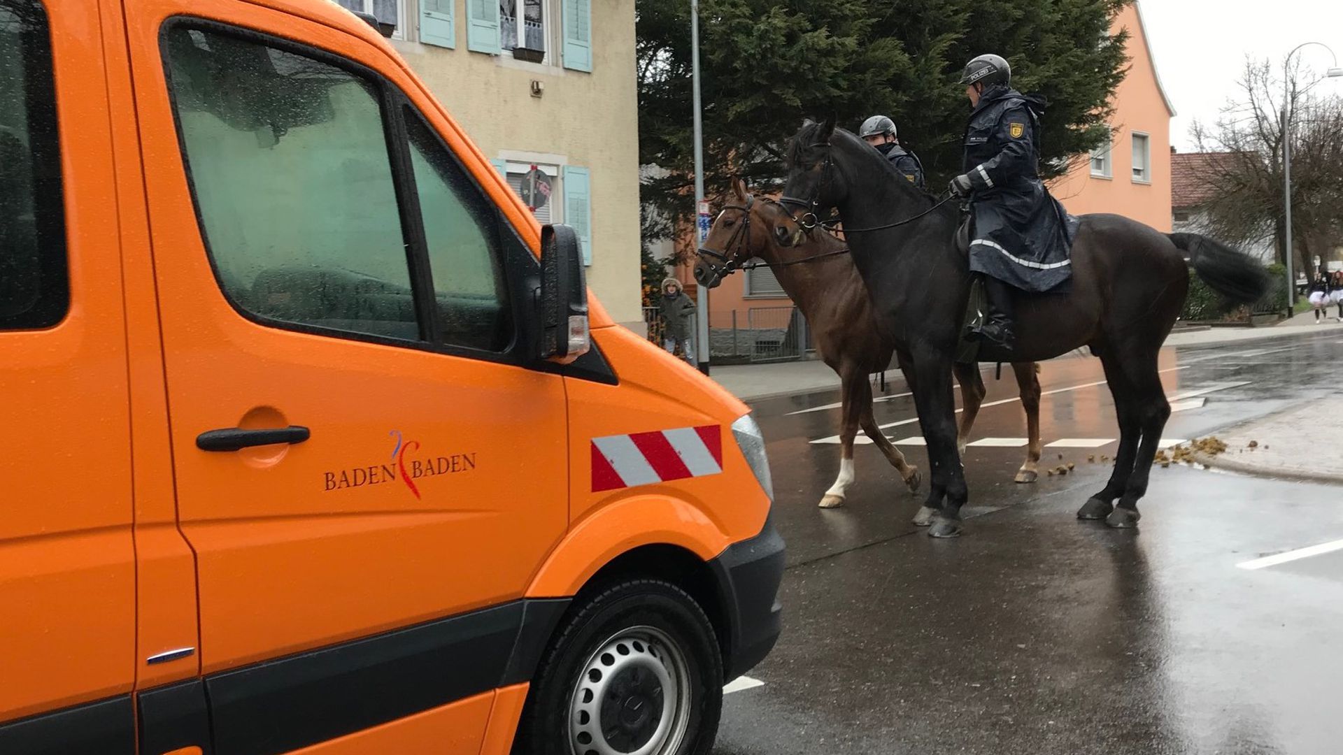 Berittene Polizei war beim Fastnachtsumzuzg in Baden-Oos im Einsatz.