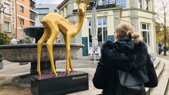 Wird bewundert: Ein Bambi am Hindenburgplatz in Baden-Baden.