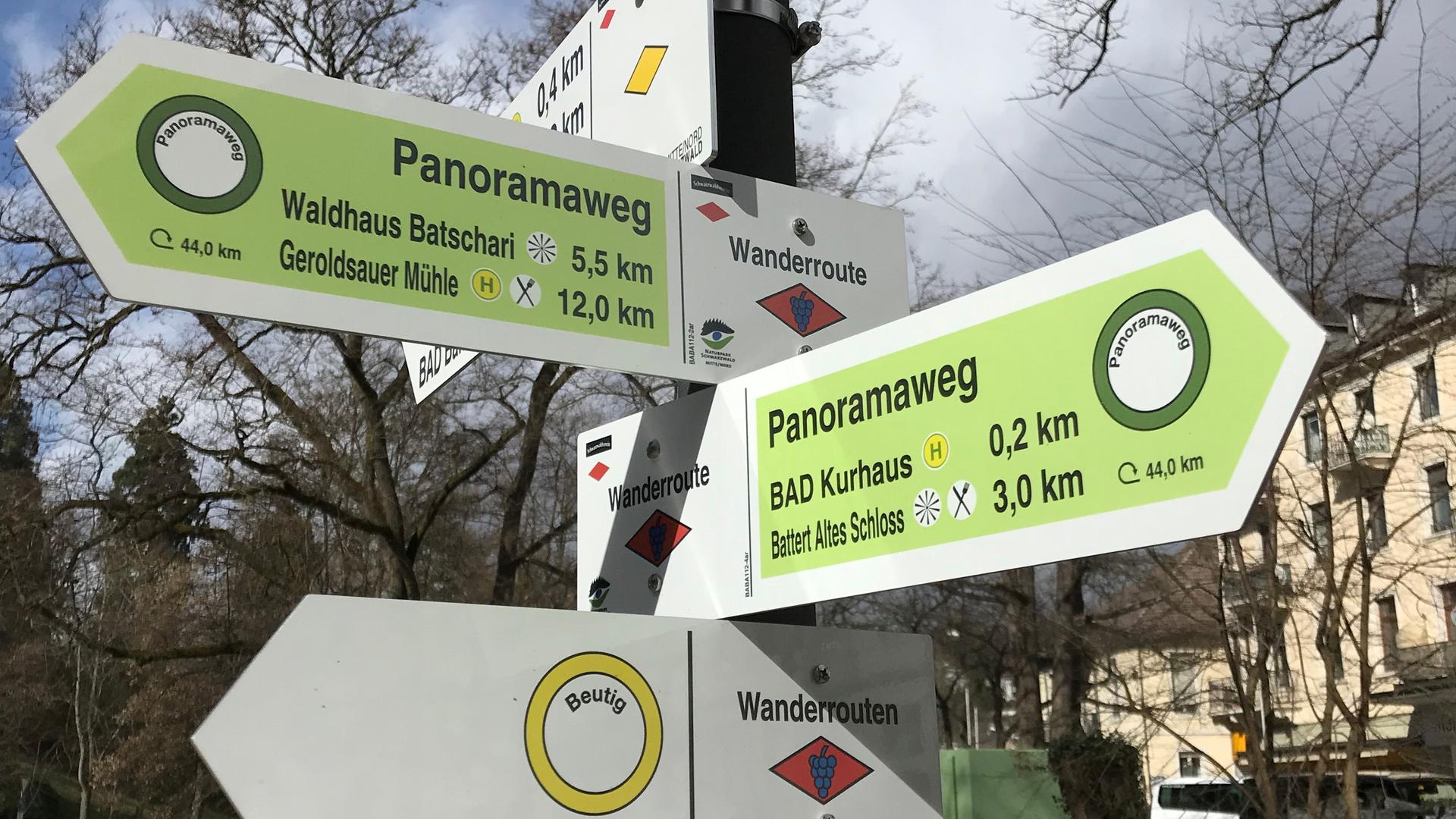 Wandern auf dem neuen Panoramaweg in Baden-Baden: Schilder zeigen wo es lang geht