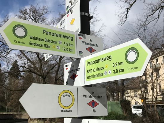 Wandern auf dem neuen Panoramaweg in Baden-Baden: Schilder zeigen wo es lang geht