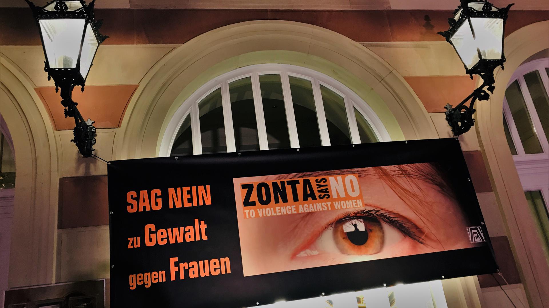 Ein Transparent der örtlichen Zonta-Gruppe hängt am Theater in Baden-Baden.
