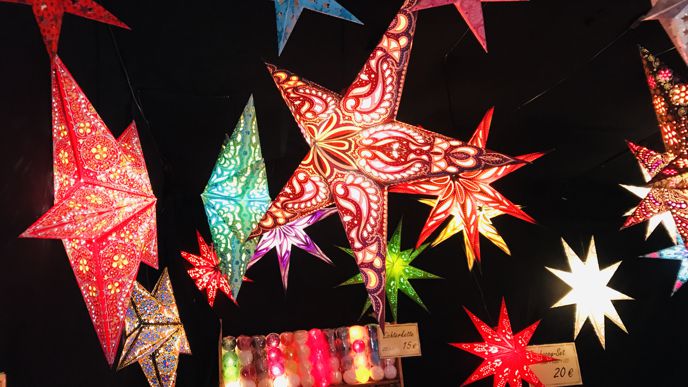 Hell und bunt leuchten diese Sterne an einem Weihnachtsmarktstand.