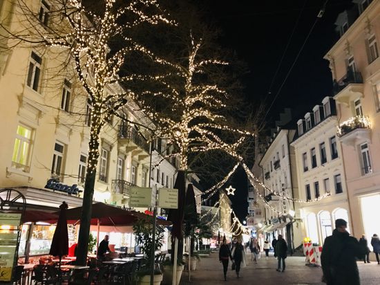 Immer üppiger wird die Weihnachtsbeleuchtung in Baden-Baden. Der Stromverbrauch sinkt aber, weil energiesparende LED-Leuchten eingesetzt werden.