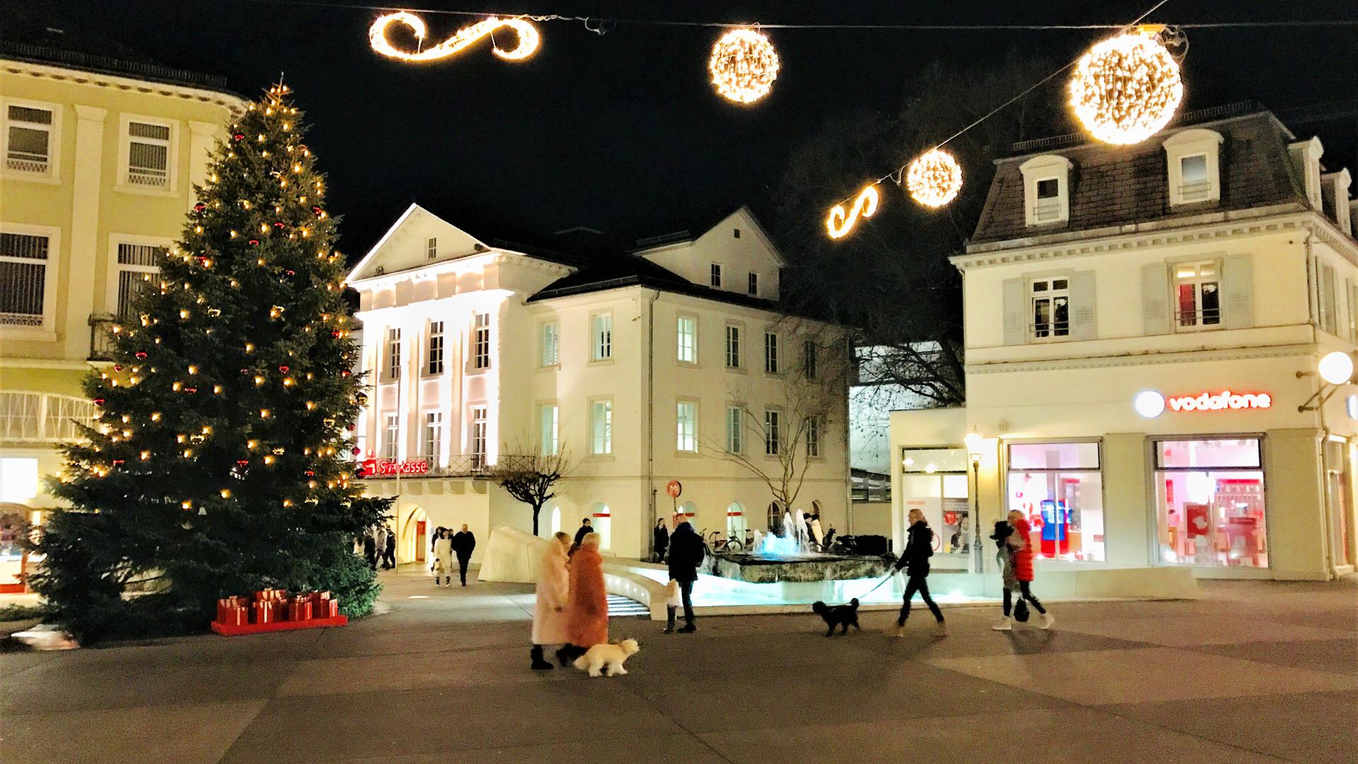 Richtig gesehen: Der Weihnachtsbaum am Leopoldsplatz im Herzen von Baden-Baden steht schief. Das bleibt so, heißt es.
