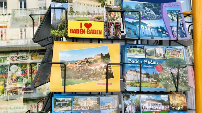 Grüße aus Baden-Baden: Postkarten mit Motiven der Bäderstadt gibt es natürlich auch im neuen Kiosk.