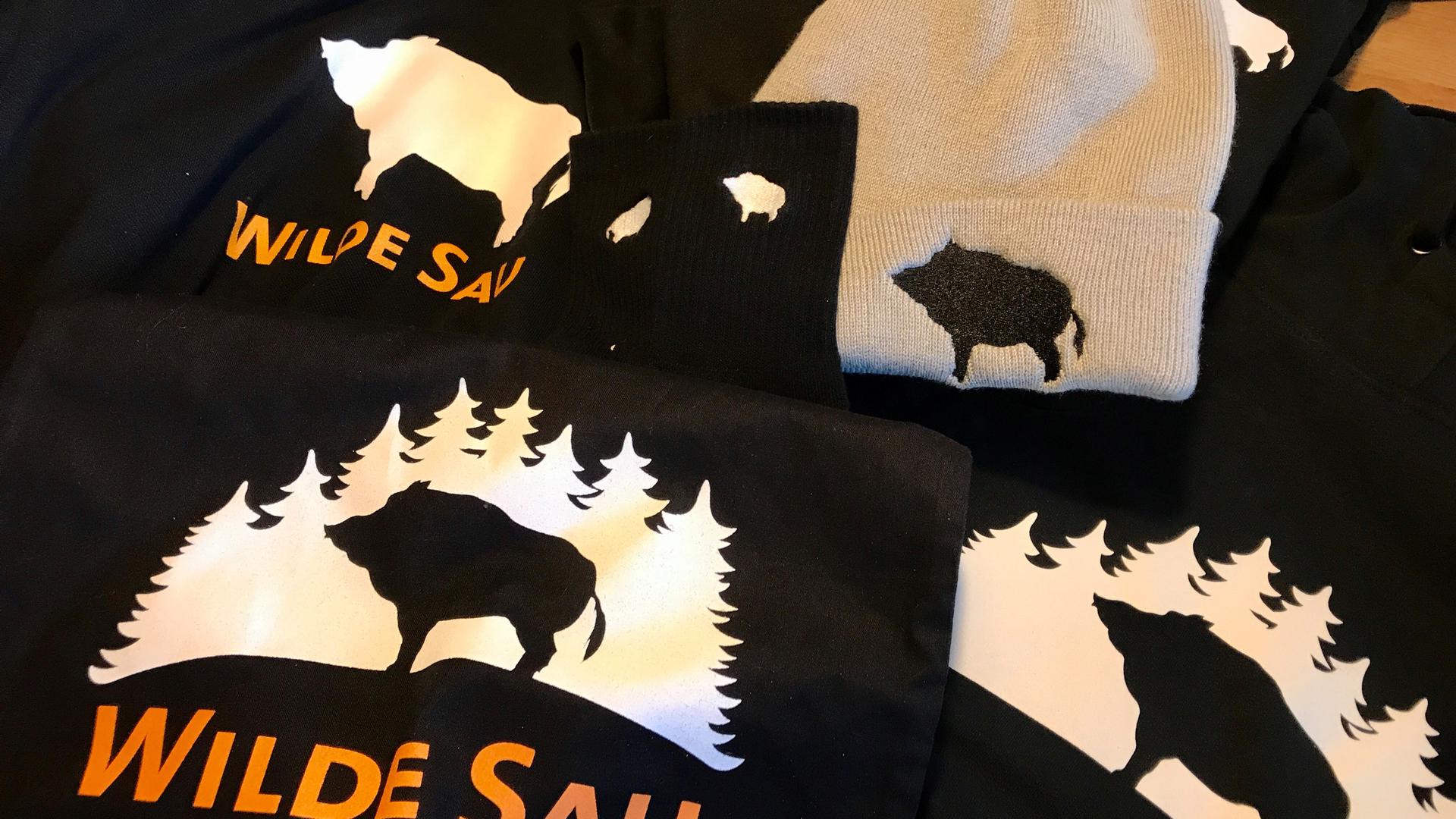 T-Shirts, Socken, Mützen, Taschen und Kapuzenpullover mit dem Logo der Aktion Wilde Sau.