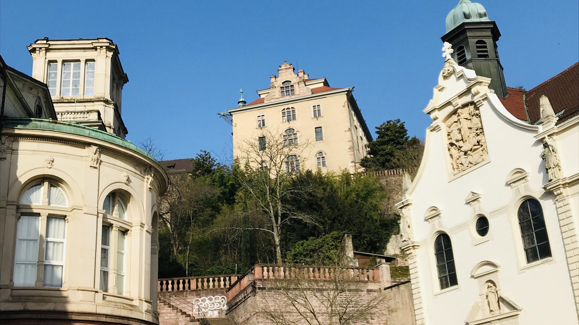 Das Neue Schloss thront über Baden-Baden - hier vom Bäderviertel aus fotografiert. Das Friedrichsbad (links) und die Kirche der Klosterschule rahmen den früheren Stammsitz der Markgrafenfamilie ein.