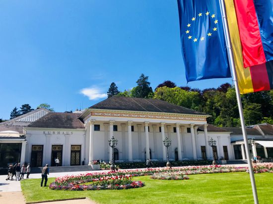 Die Europa-Flagge ist mit vielen anderen Fahnen am Kurhaus gehisst. Baden-Baden ist nicht nur bei Gästen aus unzähligen Ländern als Reiseziel beliebt. Im Stadtkreis wohnen Menschen mit 137 verschiedenen Nationalitäten.