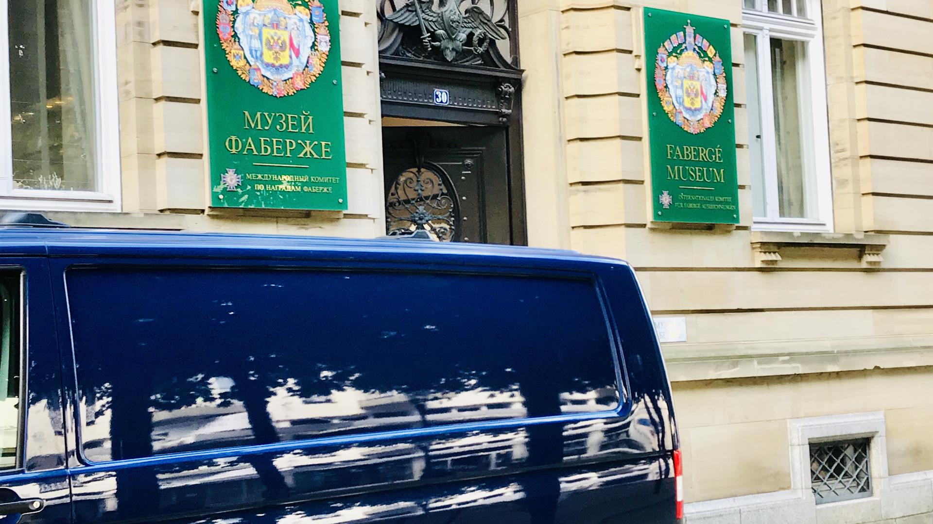 Mit Zivilfahrzeugen sind Zollfahnder in Baden-Baden angerückt. Sie durchsuchen das Fabergé Museum und das Antiquitätengeschäft Fin Art Masterpiece in der Nachbarschaft.
