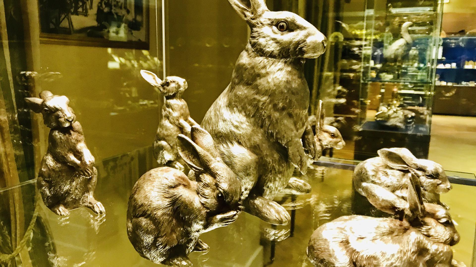 Außen Silber, innen aus Gold: Hasen im Fabergé-Museum. Sie dienten unter anderem als Gefäße.