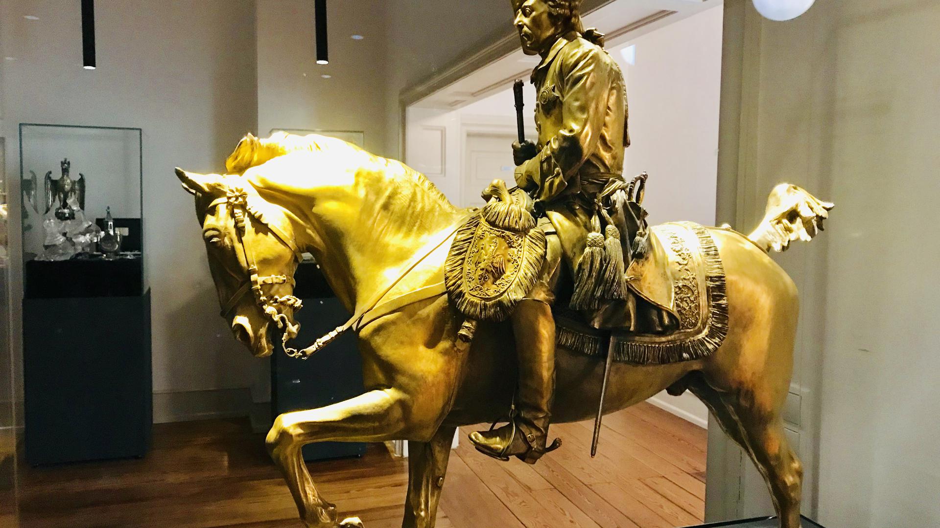 Kiloweise Silber, das vergoldet wurde: Eine Reiterstatue des Alten Fritz. Das Objekt wiegt 46 Kilo.