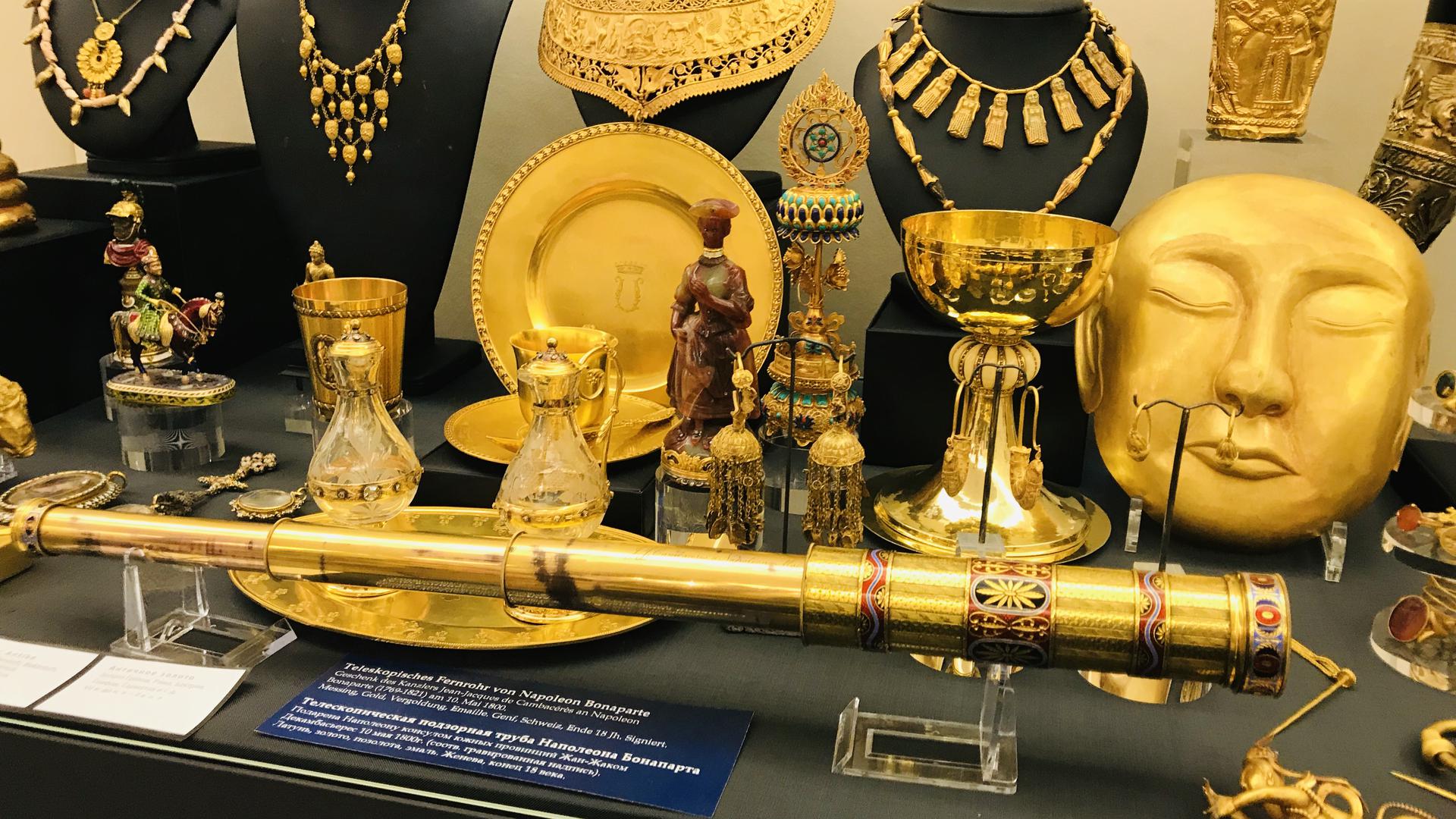 Alles Gold: Exemplare in der Sonderausstellung des Museums, darunter ist auch das teleskopische Fernrohr von Napoloen Bonaparte.