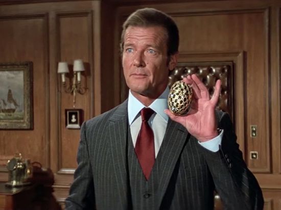 James Bond (Roger Moore) muss in „Octopussy“ wieder einmal die Welt retten. Wichtige Rollen spielen dabei ein echtes und ein gefälschtes Fabergé-Ei.