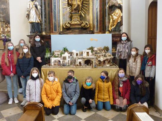 Junge Baumeister unter Leitung von Marta Diaz Pineroba (hinten rechts) gestalten eine Krippe für die Hauenebersteiner Pfarrkirche. 