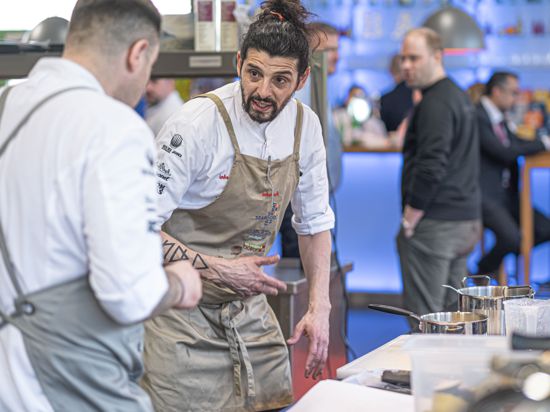 Matias Acuña, Souschef im Restaurant „Nigrum“ bewirbt sich um den Titel „Koch des Jahres“. In Achern fand der Vorentscheid zu dem Wettbewerb statt.