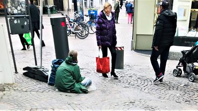 Kein seltenes Bild: Ein Bettler in der Baden-Badener Fußgängerzone. Das passt nicht zum Image der Stadt, die vor allem auch vom Tourismus lebt. Doch das Betteln ist nicht strafbar, wenn sich die Personen an Regeln halten. Anders sieht es aus, wenn gewerbsmäßig organisierte Bettlerbanden unterwegs sind.