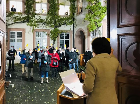 Oberbürgermeisterin Margret Mergen steht am Eingang zum Rathaus und spricht zum Gemeinderat, der sich zu einer Openair-Sitzung im Innenhof des Rathauses Baden-Baden versammelt hat. 
