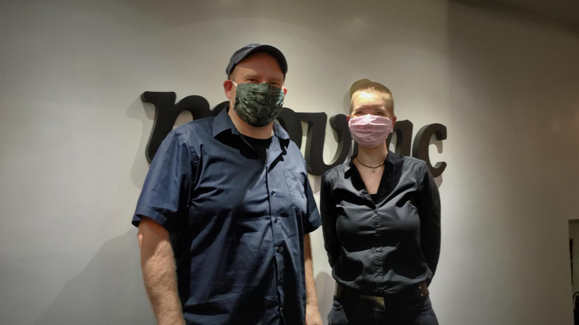 Peter Morlock und Nathalie Somville tragen Mundschutz und sind Betreiber des moviacs.