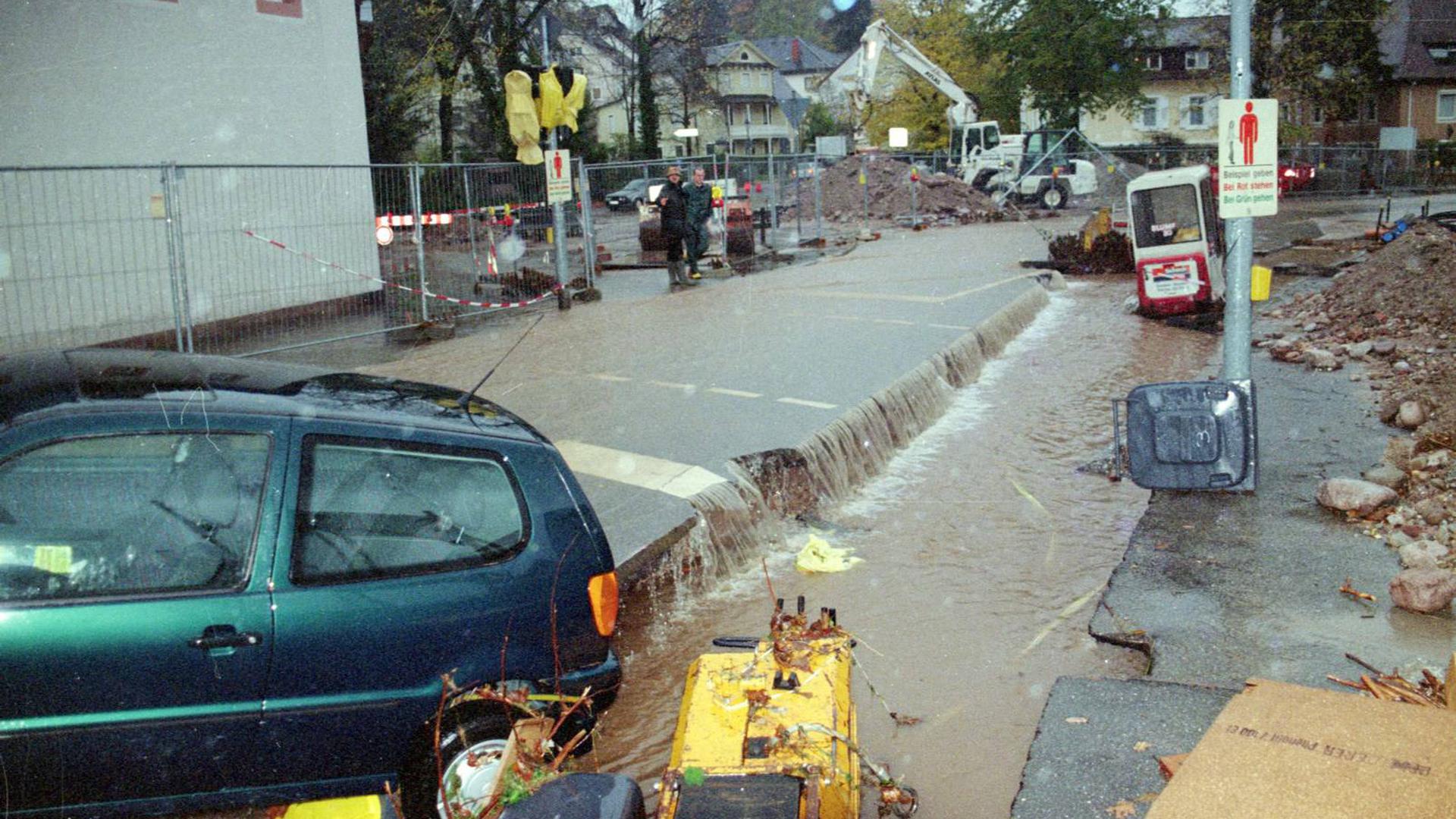 Katastrophenalarm herrschte nach dem Starkregen im Oktober 1998 in Baden-Baden – hier der überflutete Klosterplatz.