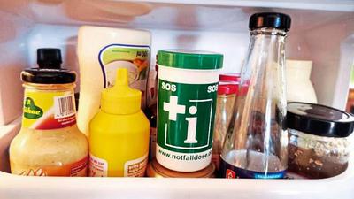 Zwischen Senf und Ketchup: Die Notfalldose sollte am besten in der Kühlschranktür deponiert werden.