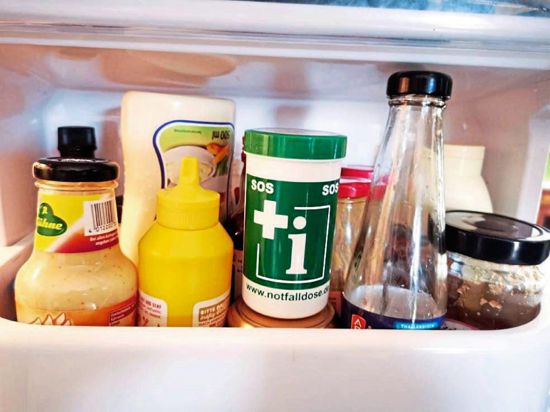 Zwischen Senf und Ketchup: Die Notfalldose sollte am besten in der Kühlschranktür deponiert werden.