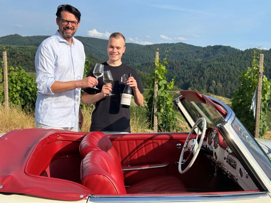 Liaison zwischen Baden-Badener Wein und Oldtimer in den Reben. Links Marc Culas, rechts Winzer Jonathan Haus. 