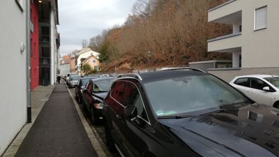 Autos parken in der Balzenbergstraße