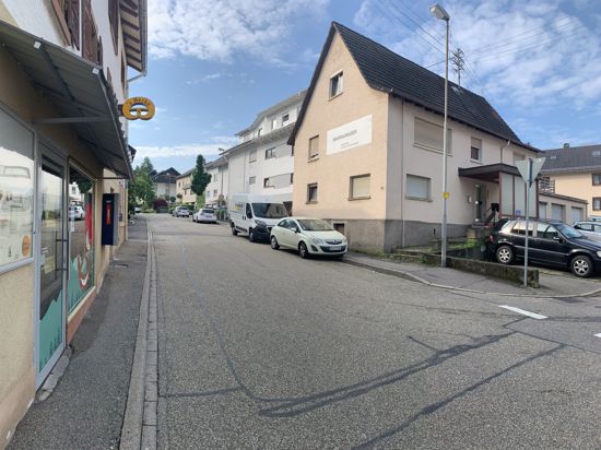 Direkt gegenüber der Bäckerei in Ebersteinburg könnte ein neuer, genossenschaftlicher Dorfladen entstehen. Gelingt die Finanzierung, könnte nach der Sommerpause eine Machbarkeitsstudie Wirklichkeit werden.