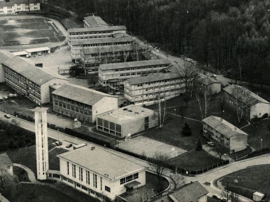 In der Cité ist in den 50-er Jahren das Lycée Charles de Gaulle gebaut worden. Vorher fand der Unterricht im heutigen Markgraf-Ludwig Gymnasium statt.