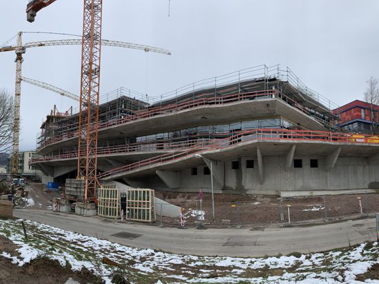 Die neue Mitte an der Hanns-Bredow-Straße nimmt Formen an. Bis Ende März werden die Rohbauarbeiten für das neue SWR-Medienzentrum fertig sein. Architektonisch ein Hingucker, wie schon jetzt deutlich wird.