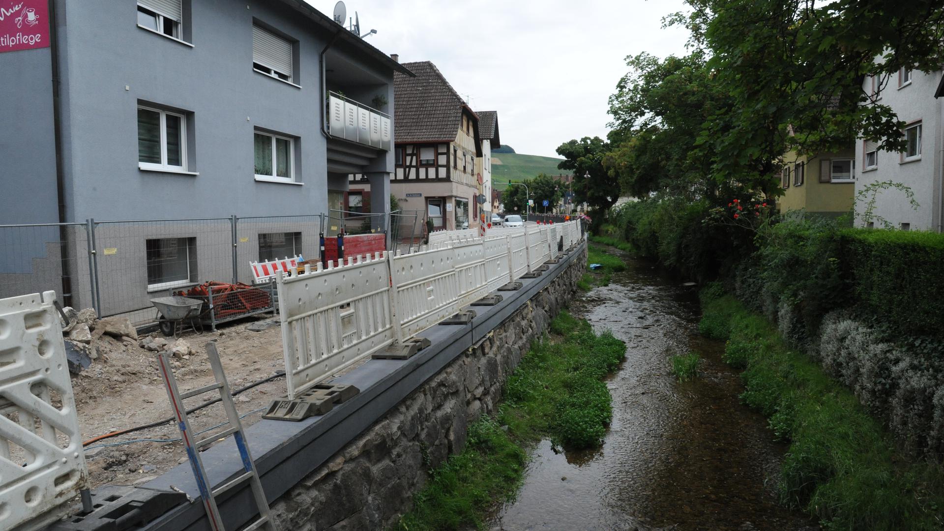 Die Yburgstraße in Steinbach wird nach dreijähriger Bauzeit Ende Oktober wieder befahrbar sein. Die Sanierung der Bachmauer mit neuer Mauerkrone ist bereits fertig.