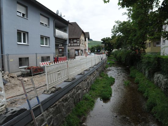 Die Yburgstraße in Steinbach wird nach dreijähriger Bauzeit Ende Oktober wieder befahrbar sein. Die Sanierung der Bachmauer mit neuer Mauerkrone ist bereits fertig.