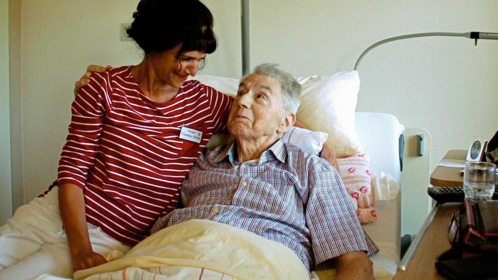 Pflegerin Filomena nimmt sich im Hospiz Kafarnaum viel Zeit für den Gast Eduard Noether.